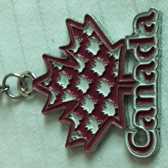 Canada Maple Leaf Keychain - Picture 1 of 5